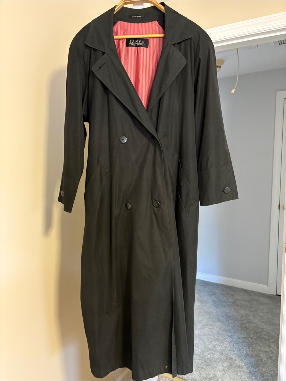 Sanyo By Carol Cohen Women’s trench with tortoise buttons -  size 4. Like new